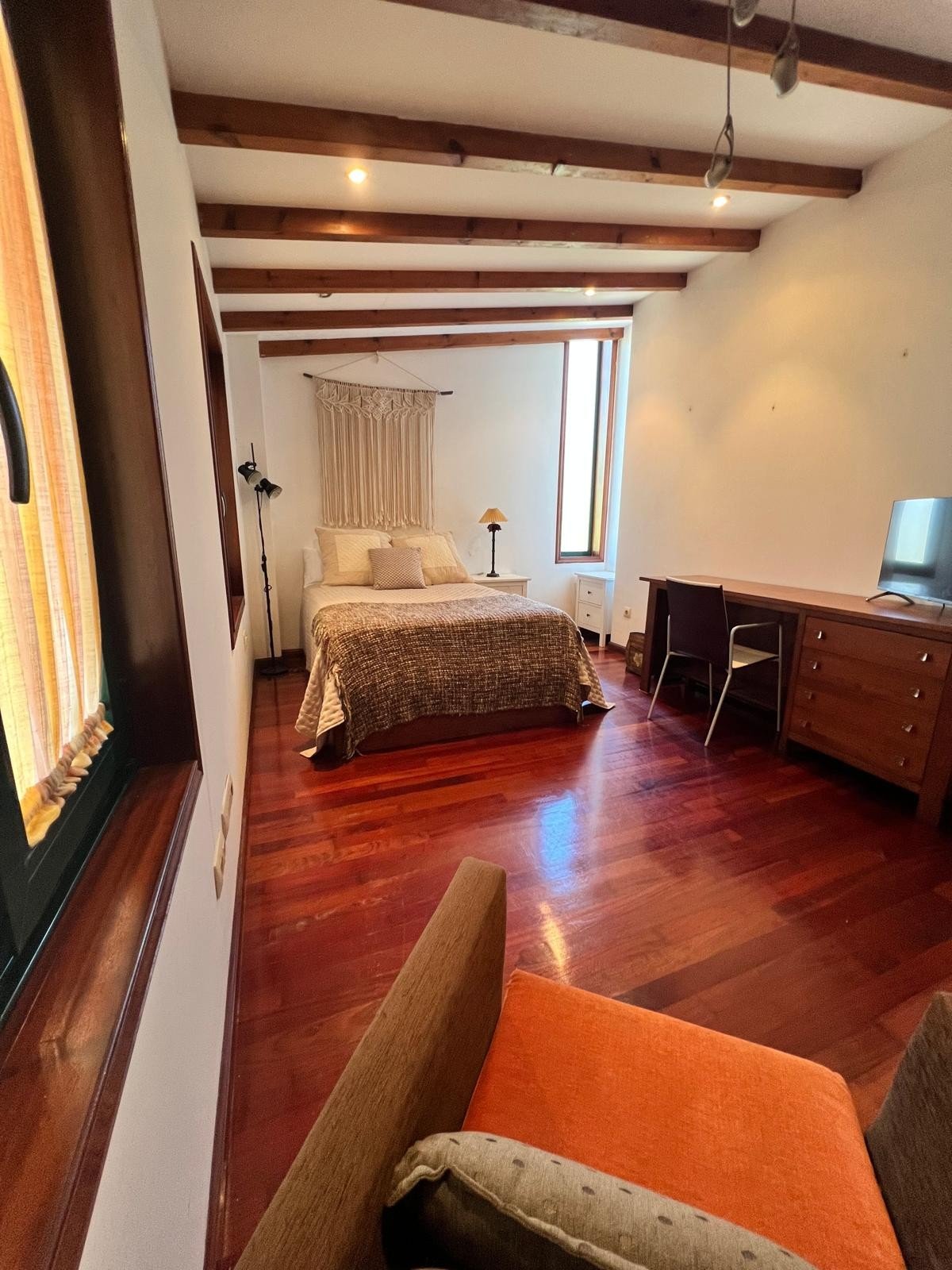 Dormitorio con vigas vistas